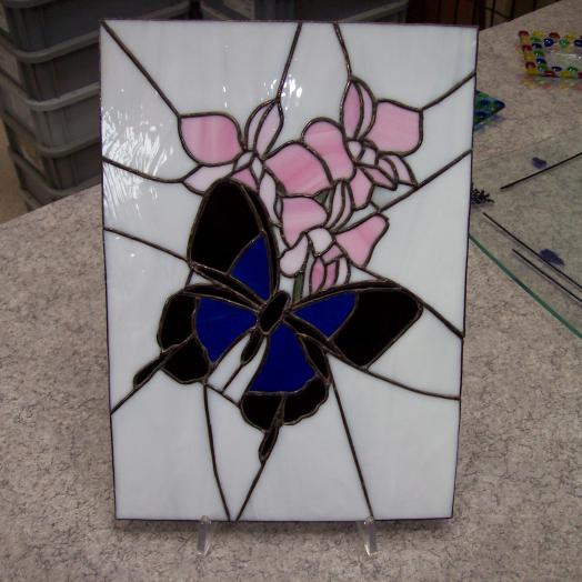 Vitrail tiffany représentant un papillon et des fleurs
