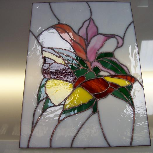 Vitrail tiffany représentant un papillon et des fleurs