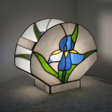 Lampe tiffany avec une fleur bleue allumée