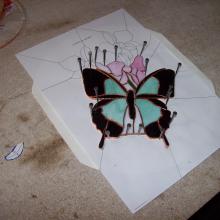 Travail en cours sur un vitrail tiffany représentant un papillon